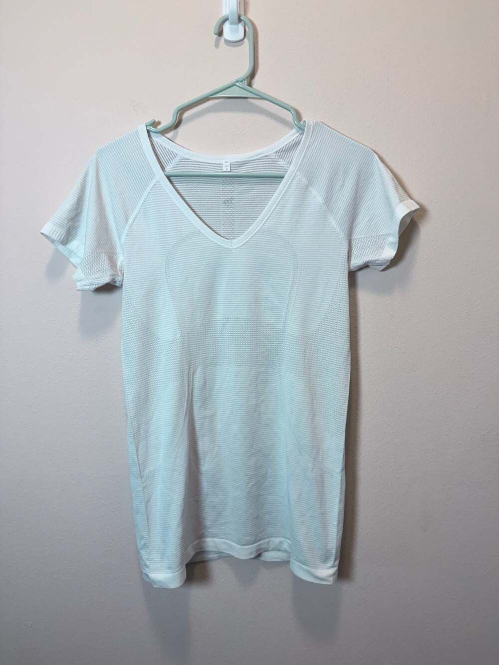 Lululemon Swiftly Tech Short Sleeve V-Neck Shirt White Size 8
